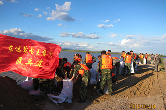 東達(dá)蒙古王集團(tuán)民兵連積極支持抗洪搶險(xiǎn)